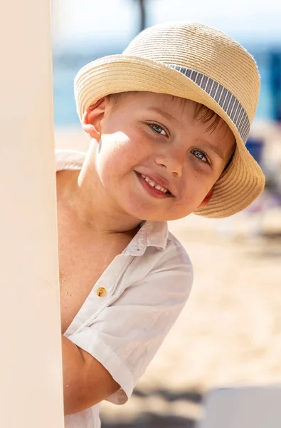 在热带沙滩上嬉笑着戴帽子的小男孩 夏天的感觉 大量的复制空间 — 图库照片