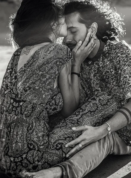 Beau Couple Ayant Temps Romantique Sur Plage Embrassant Les Gens — Photo