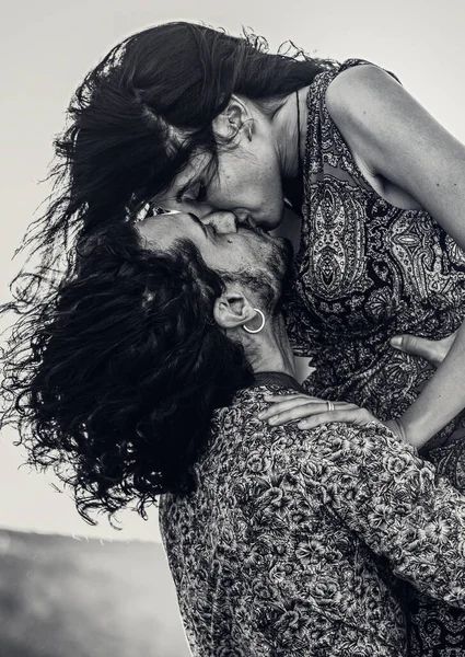 Beautiful Couple Having Romantic Time Beach Kissing Real People Emotions — Stock Photo, Image