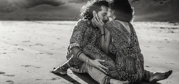 Mooi Stel Met Een Romantische Tijd Het Strand Zoenen Echte — Stockfoto