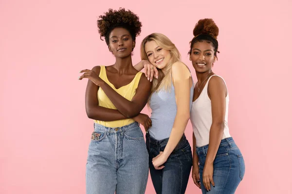Фотографія Трьох Смішних Друзів Багатоетнічних Дівчат Які Позують Ізольовані Рожевому — стокове фото