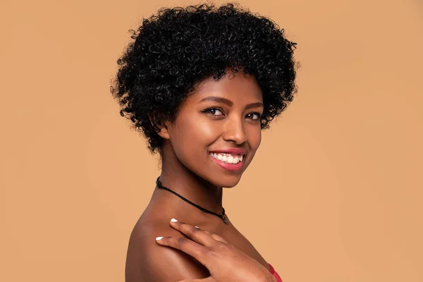 Πορτραίτο Ομορφιάς Μιας Αφροαμερικανής Ντελικάτο Μακιγιάζ Μπεζ Στούντιο Φόντο Χαμογελώντας — Φωτογραφία Αρχείου