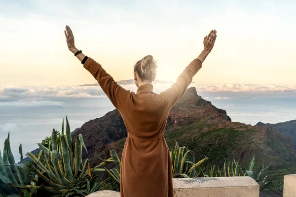 Viajar Natureza Mulher Feliz Olhando Para Bela Paisagem Nascer Sol — Fotografia de Stock