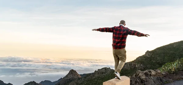Homem Viajante Cume Montanha Desfrutando Vista Aérea Mãos Levantadas Sobre — Fotografia de Stock
