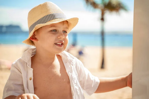 夏休み 小さな幸せな男の子がビーチで楽しんでいます 旅行と休暇のコンセプト — ストック写真