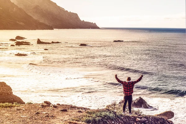 Homme Debout Sur Côte Rocheuse Les Mains Air Sur Magnifique — Photo