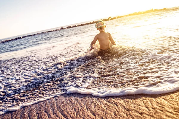 Vacanza Bambino Maschera Snorkeling Divertirsi Acqua Durante Vacanze Estive — Foto Stock