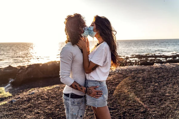 Coppia Romantica Appuntamento Dalla Vista Sull Oceano Durante Bellissimo Tramonto — Foto Stock