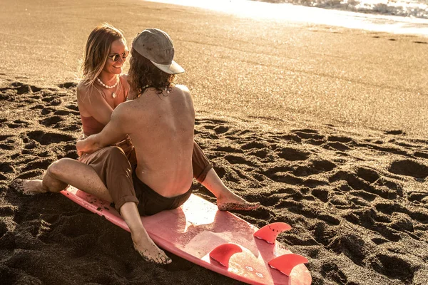 Bella Giovane Coppia Seduta Sulla Tavola Surf Durante Tramonto Guardarsi — Foto Stock