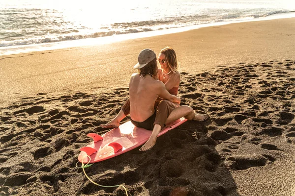 Bella Giovane Coppia Seduta Sulla Tavola Surf Durante Tramonto Guardarsi — Foto Stock