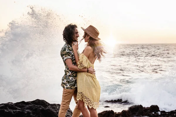 Joyeux Jeune Couple Hippie Étreignant Plage Pendant Coucher Soleil Belle — Photo