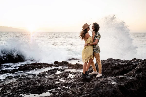 Joyeux Jeune Couple Hippie Étreignant Plage Pendant Coucher Soleil Belle — Photo