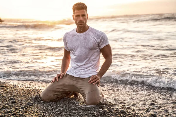 Gorgeous Male Model Soaked Wet Shirt Posing Beach Sunset Ocean — Stock Photo, Image