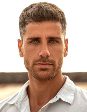 Yakışıklı adam kameraya bakıyor. Açık havada duran güzel gözlü İtalyan 'ın güzel portresini kapat.. 