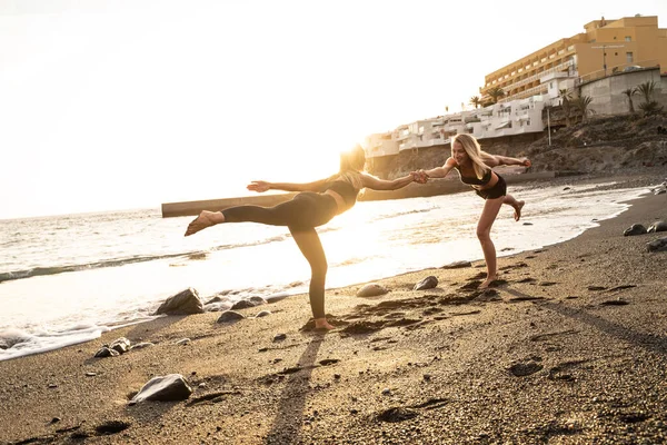 Dvě Krásné Mladé Ženy Cvičí Jógu Nebo Pilates Společně Pláži Royalty Free Stock Fotografie