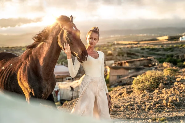 Cavaleira Rancho Conceito Ternura Amor Animais Mulher Bonita Tocando Cavalo — Fotografia de Stock