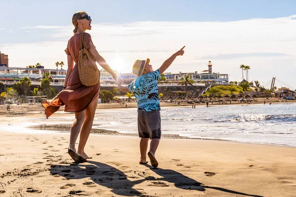 Mãe Feliz Criança Mãos Dadas Andando Praia Falando Sorrindo Mostrando — Fotografia de Stock