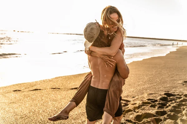 Felice Giovane Bella Coppia Divertirsi Sulla Spiaggia Durante Tramonto Abbracciando — Foto Stock