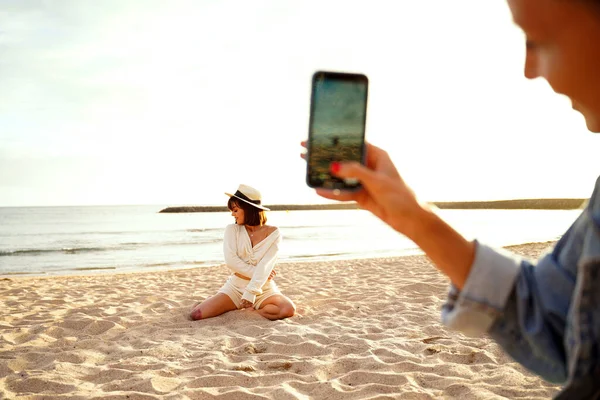 Mulher Fotografar Amigo Moda Chapéu Praia Areia Usando Para Tirar — Fotografia de Stock