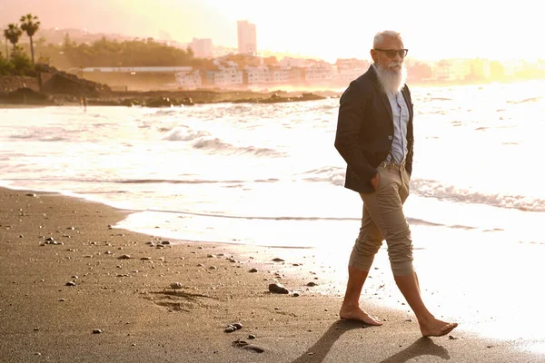 Елегантний Модний Старший Бізнесмен Який Ходить Пляжі Під Час Заходу — стокове фото
