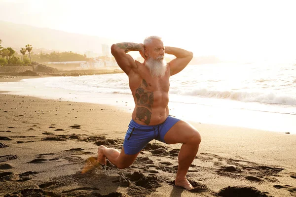 Hombre Mayor Feliz Forma Haciendo Ejercicio Playa Durante Atardecer Cuerpo — Foto de Stock