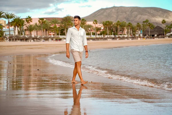 Przystojny Modny Młodzieniec Spacerujący Plaży Relaksujący Letnie Wibracje Zdjęcie Modowe — Zdjęcie stockowe