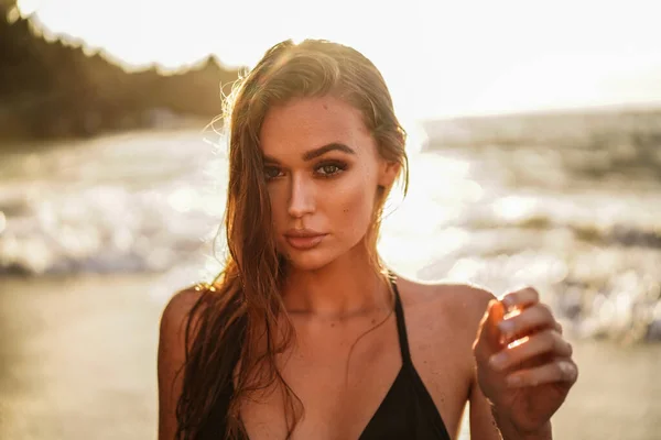 Retrato Belleza Una Chica Sexy Playa Posando Durante Atardecer Hermosa —  Fotos de Stock