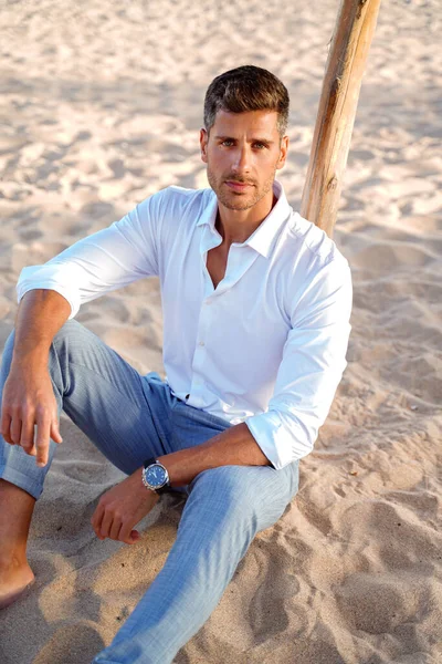 エレガントな服をリラックスして良い外観の若いイタリア人男性のビーチの肖像画 夏の波 — ストック写真