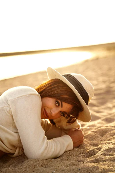 日落时 快乐的黑发女人在海滩上放松一下 戴着夏帽的美女的画像 岛屿氛围 — 图库照片