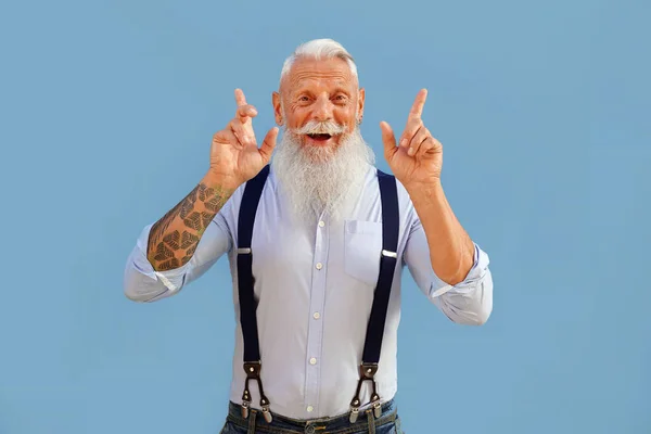 Homem Sênior Elegante Com Cabelos Grisalhos Barba Comprida Vestindo Suspensórios — Fotografia de Stock