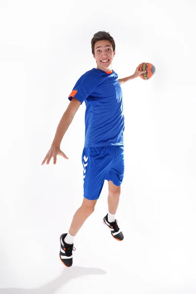 Фотографія Молодого Спортивного Хлопчика Який Кидає Гандбол Камеру Ізольовано Білому — стокове фото