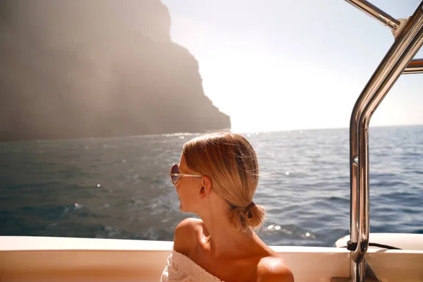 Mulher Alegre Barco Vela Descobrindo Costa Ilha Cruzeiro Verão Viagem — Fotografia de Stock