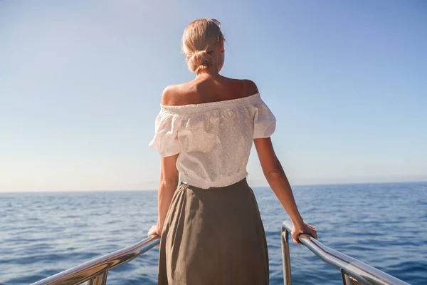 Joyful Woman Sailing Boat Discovering Ocean Life Summer Cruise Travel — Stock Photo, Image