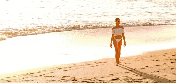 Piękna Biała Kobieta Relaksujący Spacer Pustej Plaży Przy Zachodzie Słońca — Zdjęcie stockowe