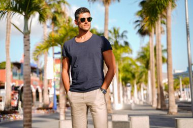 Yakışıklı bir genç portresi. Güneş gözlüğü takan adamlar güneşli bir günde