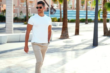 Yakışıklı bir genç portresi. Güneş gözlüğü takan adamlar güneşli bir günde