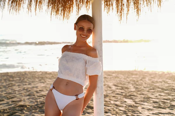 Foto Van Een Glimlachend Blank Meisje Het Strand Vrolijke Jonge — Stockfoto