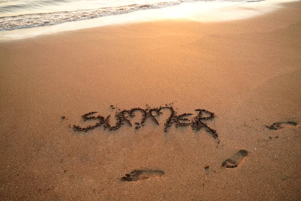 Texto Verão Escrito Areia Uma Praia Hora Pôr Sol Vibrações — Fotografia de Stock
