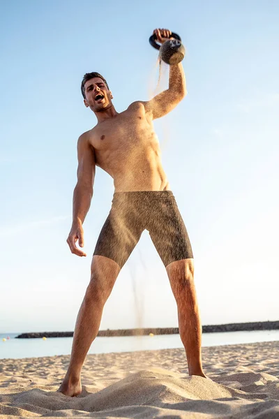 Fitness Homem Bonito Exercitando Praia Durante Pôr Sol Livre Treinador — Fotografia de Stock