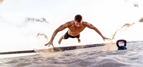 Fitness Jóképű Férfi Gyakorló Strandon Napnyugtakor Szabadban Személyi Edző Edz — Stock Fotó