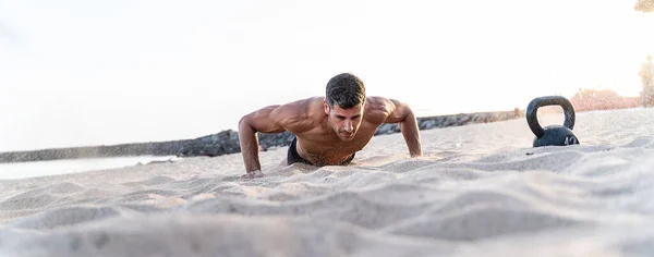 Hombre Guapo Fitness Haciendo Ejercicio Playa Durante Atardecer Aire Libre — Foto de Stock