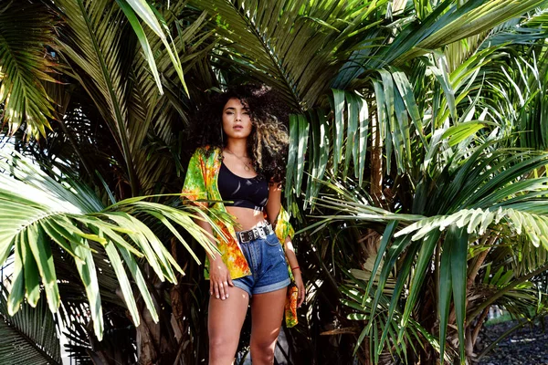 Schöne Junge Kolumbianische Frau Mit Afro Frisur Trägt Modische Freizeitkleidung — Stockfoto