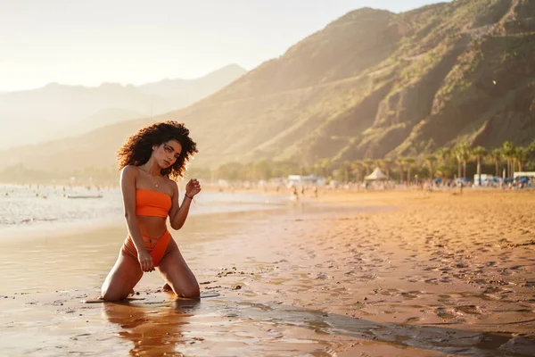 Mulher Bonita Sensual Praia Vestindo Maiô Néon Moda Olhando Para — Fotografia de Stock