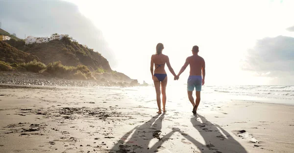 Feliz Casal Bonito Andando Juntos Praia Mãos Dadas Vibrações Positivas — Fotografia de Stock