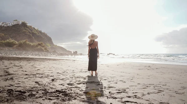 Beautiful Romantic Woman Walking Empty Beach Sunset Wearing Summer Hat — Stock Photo, Image