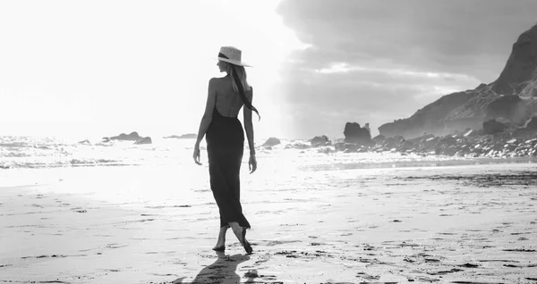 Beautiful Romantic Woman Walking Empty Beach Sunset Wearing Summer Hat — Stock Photo, Image