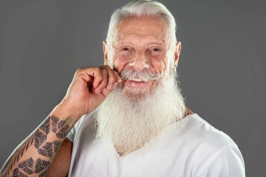 Kameraya bakan mutlu, olgun sakallı adam. Yakışıklı, kendinden emin son sınıf öğrencilerinin portresi.