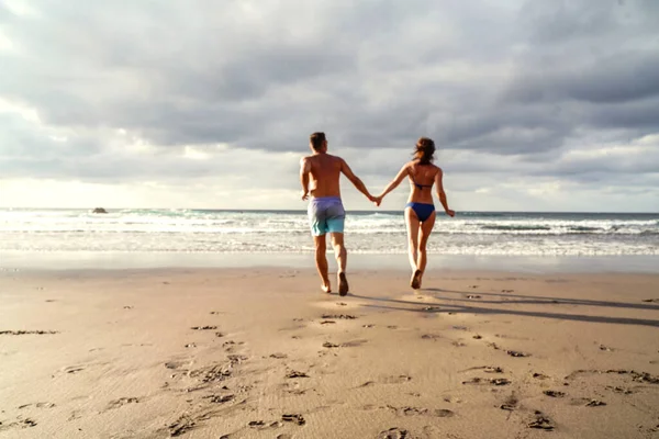 Ευτυχισμένο Ζευγάρι Τρέχει Στην Παραλία Διασκεδάζοντας Ρομαντικές Διακοπές Μήνα Του — Φωτογραφία Αρχείου
