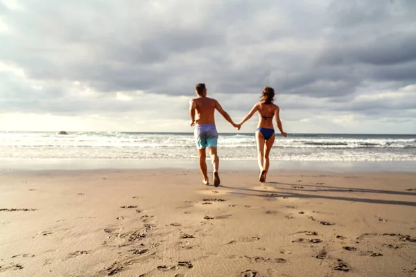 Casal Feliz Correndo Praia Divertindo Férias Românticas Lua Mel Felicidade — Fotografia de Stock