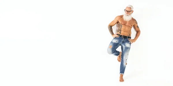 Šťastný Svalnatý Starší Muž Ukazující Své Svalnaté Tělo Tetování Zatímco — Stock fotografie